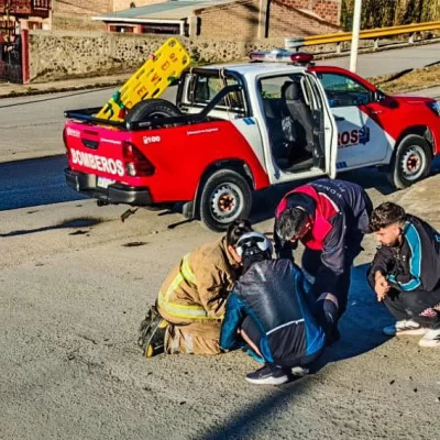 Bomberos de El Calafate al rescate: asistieron a una mujer mayor tras una caída en pleno centro