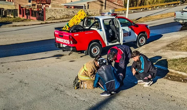 Bomberos de El Calafate al rescate: asistieron a una mujer mayor tras una caída en pleno centro