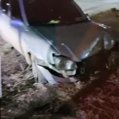 Las Heras: evitó chocar contra un auto y terminó estrellándose contra un semáforo