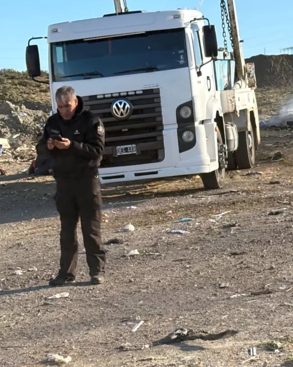 Un policía y el camión involucrado en el siniestro fatal. (FOTO: INFOCALETA) Un policía y el camión involucrado en el siniestro fatal. (FOTO: INFOCALETA)