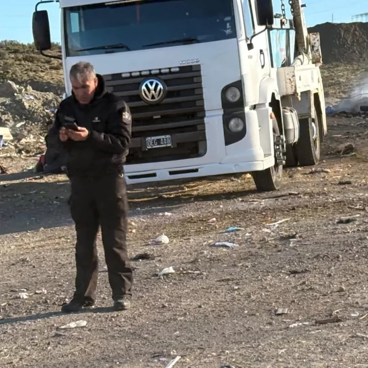 Tragedia en Caleta Olivia: un recolector informal murió atropellado por un camión en el basural