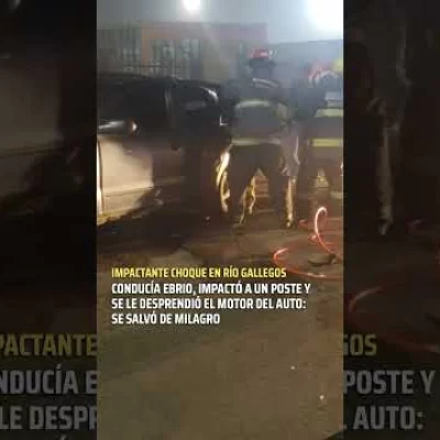 Conducía ebrio, chocó contra un poste y se le desprendió el motor del auto