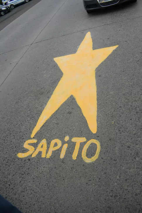  Cuatro años después del incidente fatal, se pintó la estrella amarilla en el lugar del siniestro. (FOTO: LA OPINIÓN AUSTRAL)