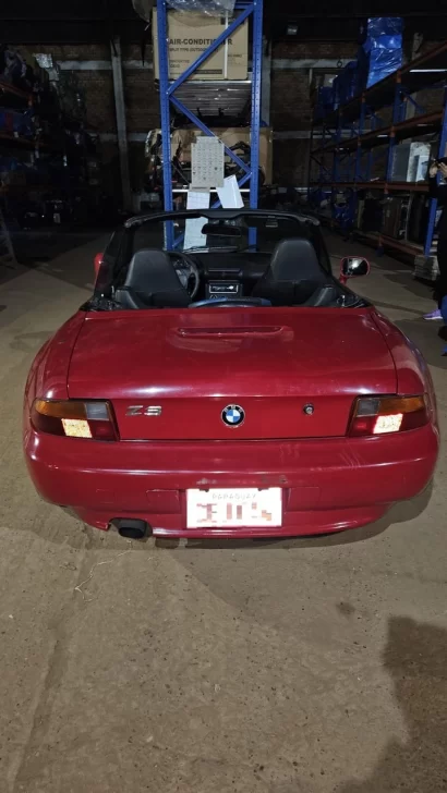 Insólito: hallaron un BMW escondido dentro de un camión de mudanzas Insólito: hallaron un BMW escondido dentro de un camión de mudanzas
