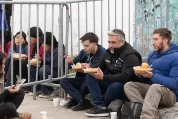 Cientos de vecinos disfrutaron el tradicional locro popular