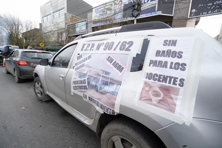  Los reclamos este jueves en pleno centro de la ciudad. (Foto: Leandro Franco/La Opinión Austral)