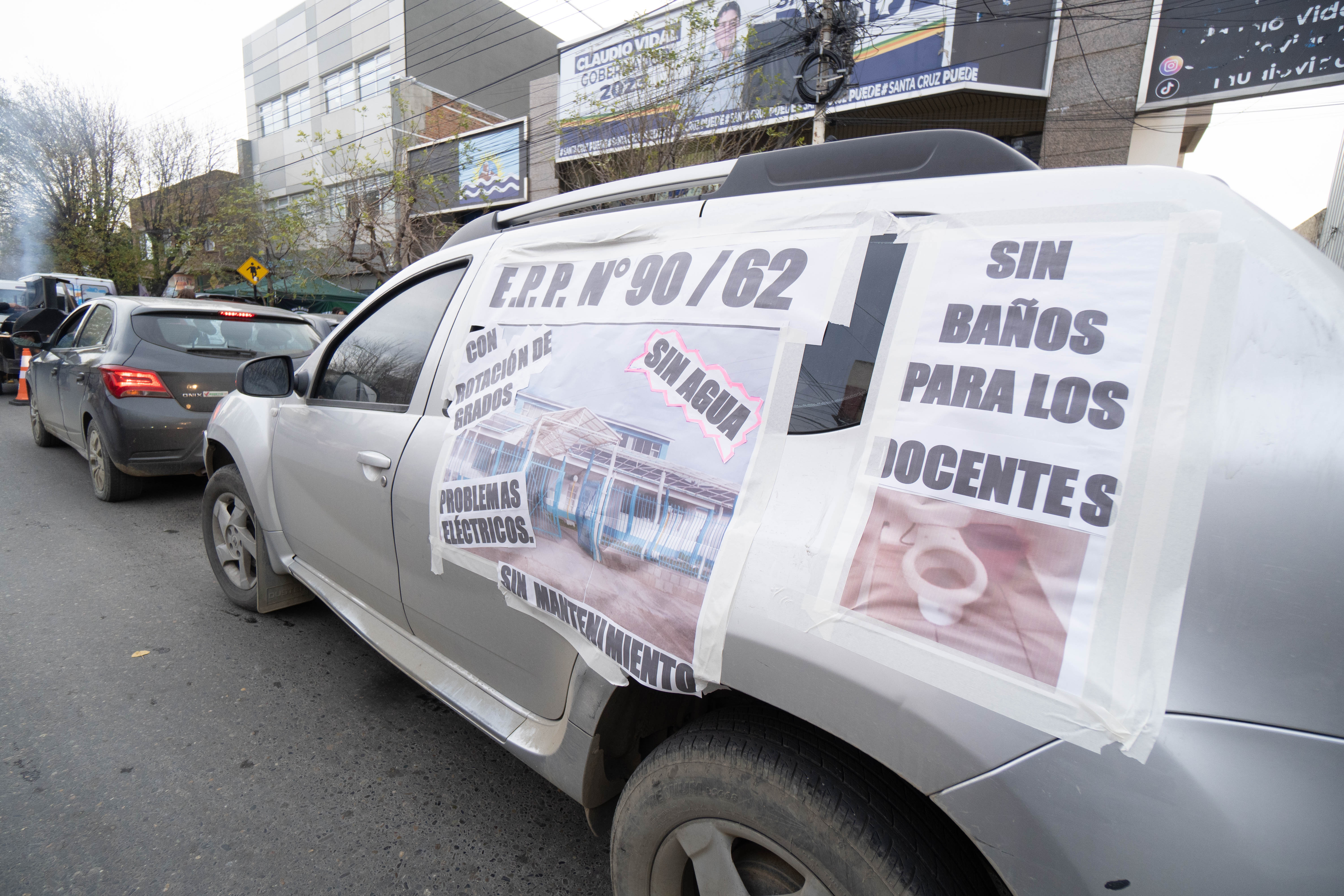  Los reclamos este jueves en pleno centro de la ciudad. (Foto: Leandro Franco/La Opinión Austral)