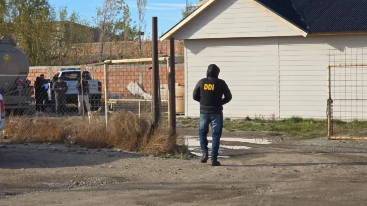 Una mujer y tres hombres fueron detenidos por el hurto de combustible a Vialidad Provincial Una mujer y tres hombres fueron detenidos por el hurto de combustible a Vialidad Provincial