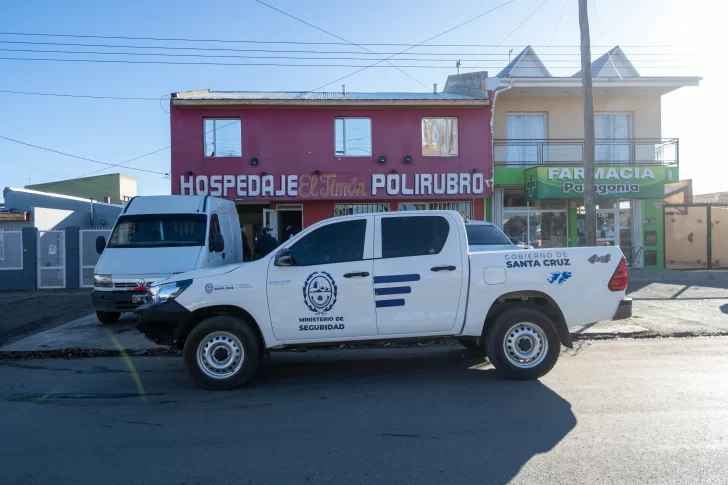  Un móvil policial afuera del último allanamiento. (FOTO: LEANDRO FRANCO/ LA OPINIÓN AUSTRAL)