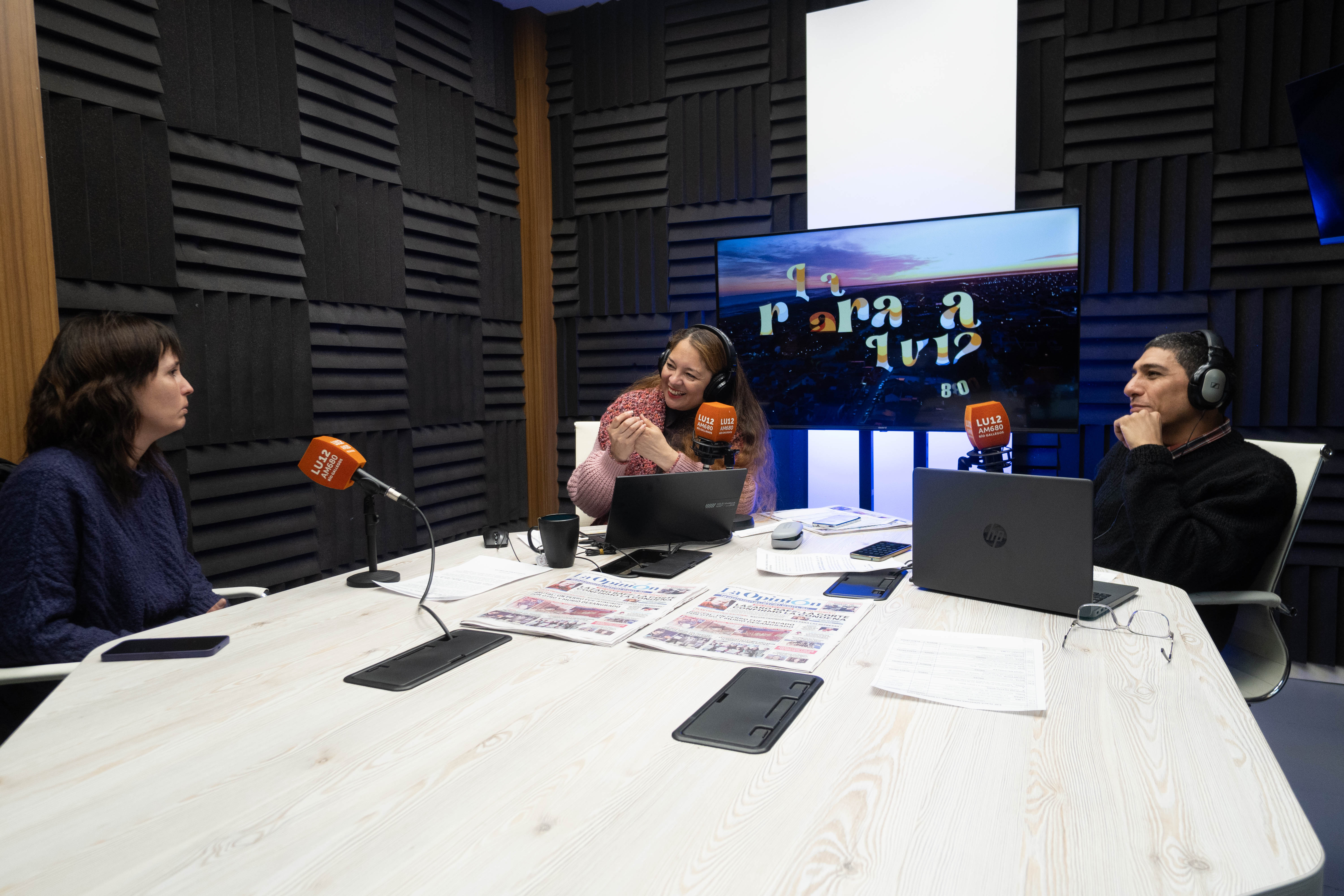  Ana Consani, directora de Comunicación Pública del Municipio de Río Gallegos en los estudio de radio LU12 AM680. FOTO: LEANDRO FRANCO / LA OPINIÓN AUSTRAL.