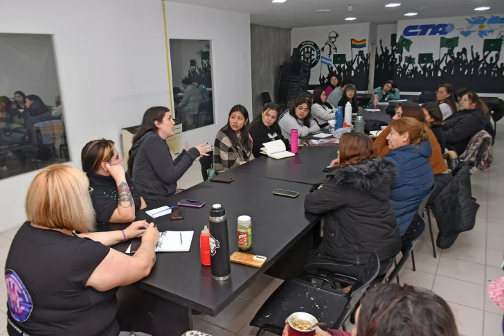  La asamblea se extendió por tres horas, tras lo cual quedaron definidas una serie de actividades para este lunes 2 y martes 3 de junio. Foto: José Silva/La Opinión Austral