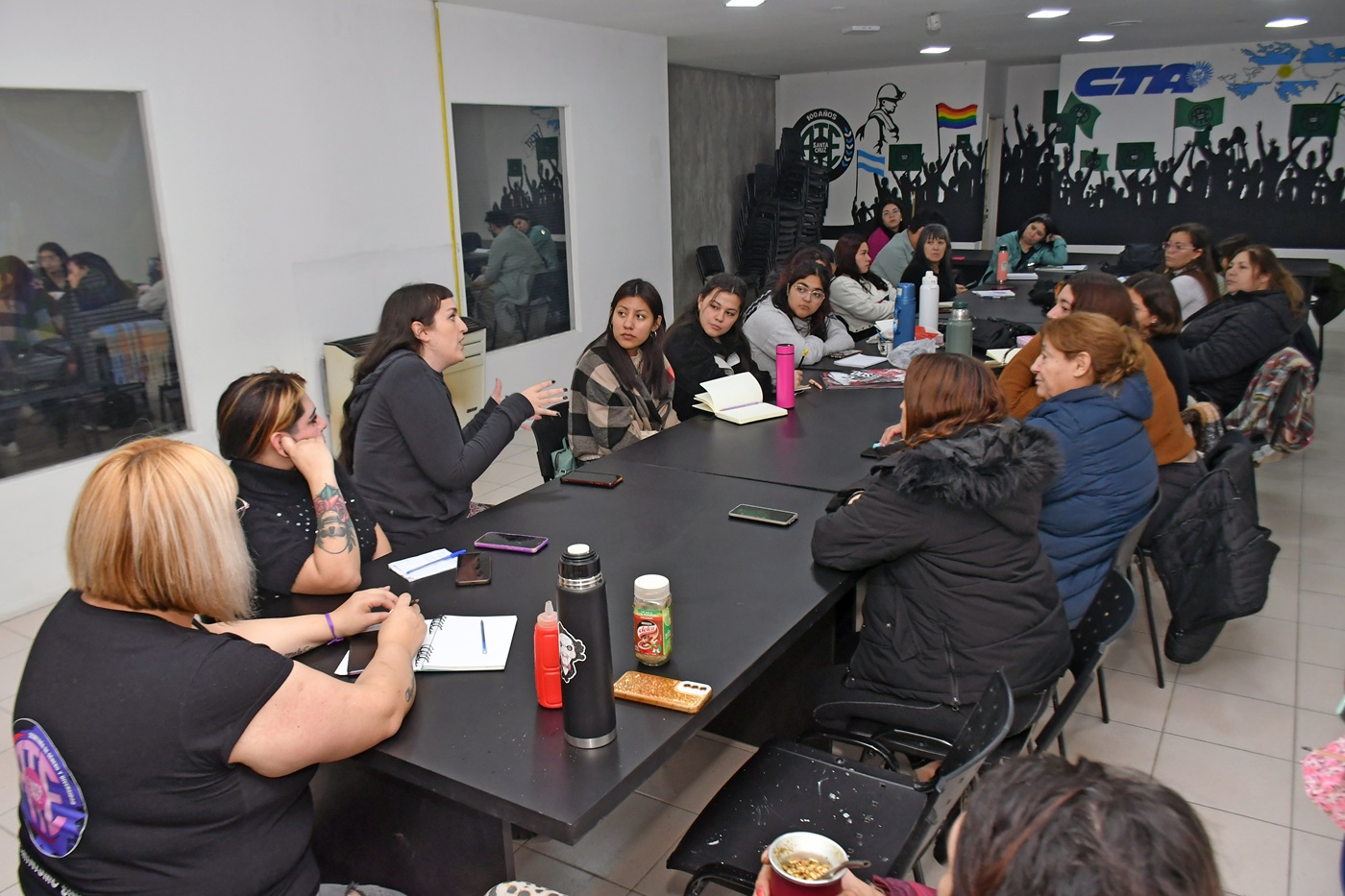  La asamblea se extendió por tres horas, tras lo cual quedaron definidas una serie de actividades para este lunes 2 y martes 3 de junio. Foto: José Silva/La Opinión Austral