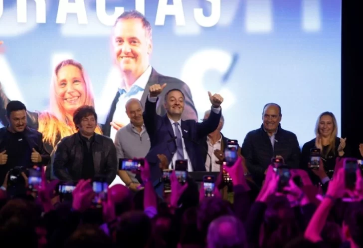  Adorni, festejando con todo el gabinete nacional. Foto: NA