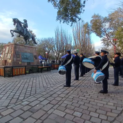 Marcha de San Lorenzo, “Stayin’ alive” y “YMCA”, el mini concierto de la banda militar que tomó por sorpresa a los vecinos
