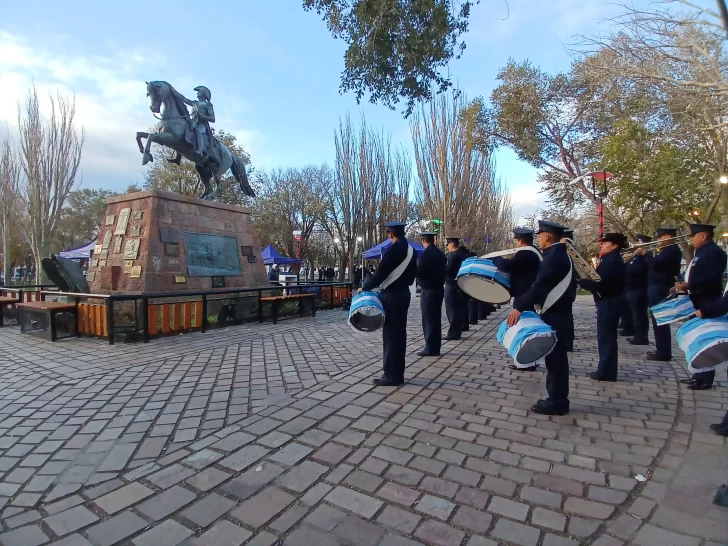 Marcha de San Lorenzo, “Stayin’ alive” y “YMCA”, el mini concierto de la banda militar que tomó por sorpresa a los vecinos