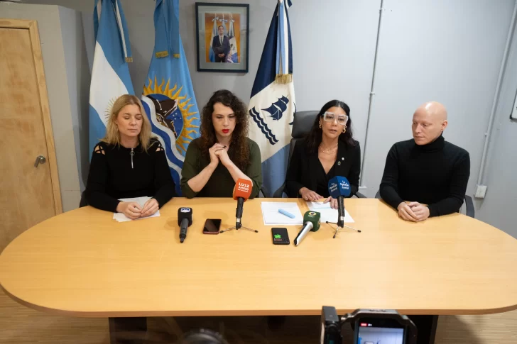  El miércoles, conferencia de prensa donde la secretaria de Gobierno Sara Delgado estuvo acompañada por la Directora de Políticas de Género Viviana Caballero, el Jefe de Departamento Rodrigo Ordoñez y la asesora letrada Abogada Andrea Parolín. FOTO: LEANDRO FRANCO/ LA OPINIÓN AUSTRAL