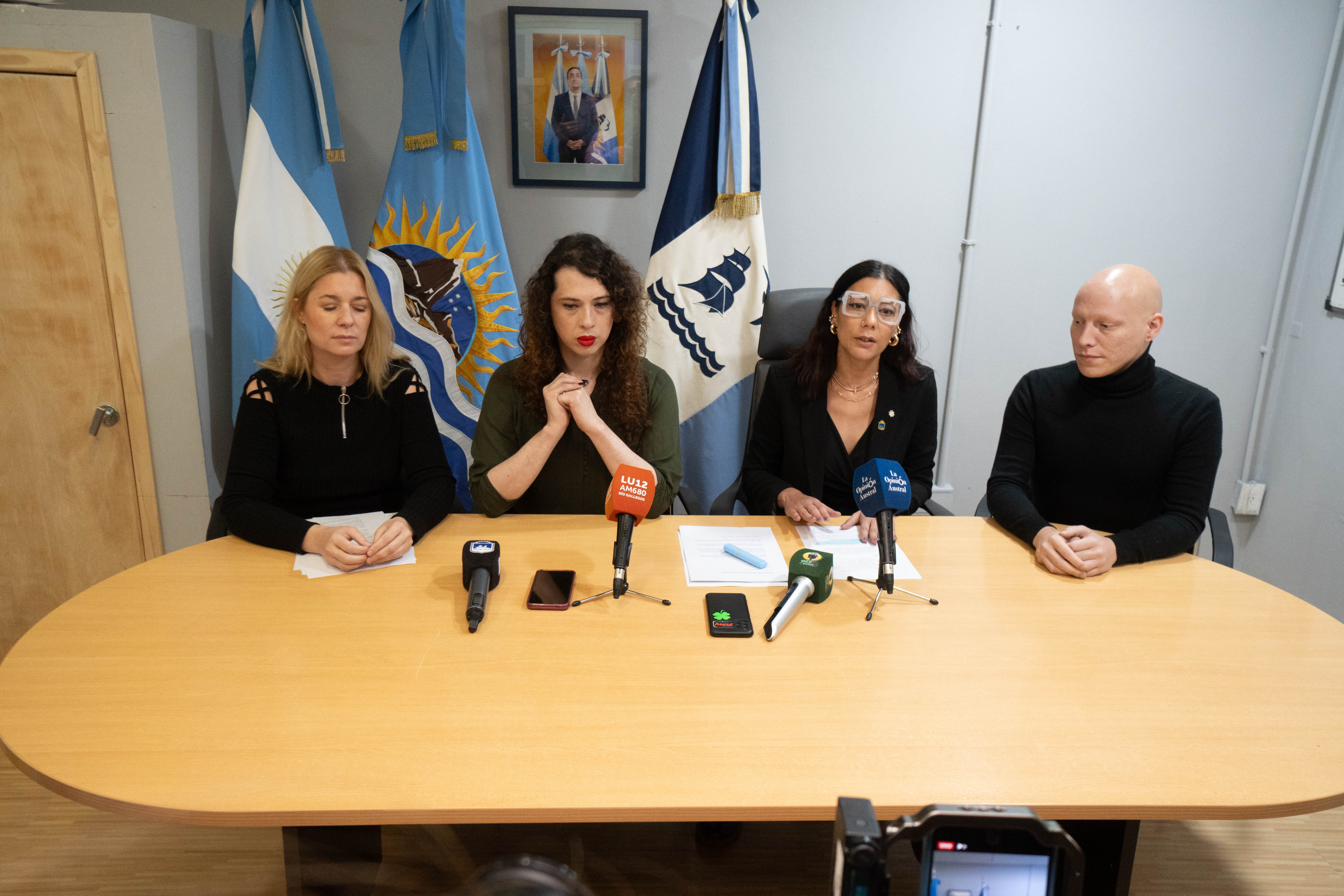  El miércoles, conferencia de prensa donde la secretaria de Gobierno Sara Delgado estuvo acompañada por la Directora de Políticas de Género Viviana Caballero, el Jefe de Departamento Rodrigo Ordoñez y la asesora letrada Abogada Andrea Parolín. FOTO: LEANDRO FRANCO/ LA OPINIÓN AUSTRAL