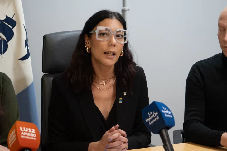  La secretaria de Gobierno Sara Delgado encabezó la conferencia de prensa. FOTO: LEANDRO FRANCO/ LA OPINIÓN AUSTRAL