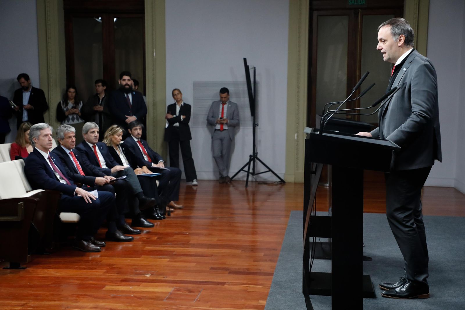 Blanqueo masivo: Javier Milei anunció que se podrán depositar dólares sin justificar de donde lo sacaron
