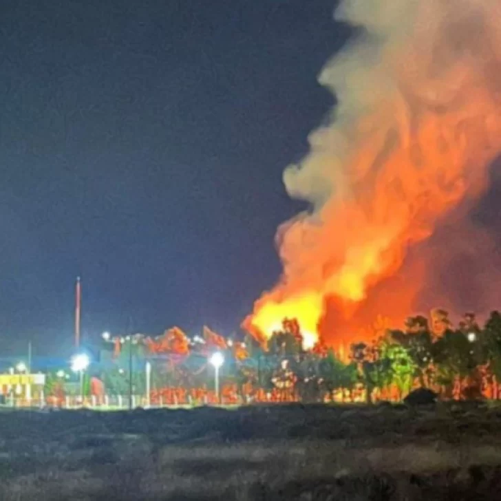 Incendio en el SUM de PECOM, ex YPF: la rápida intervención de Bomberos evitó que el fuego se propague