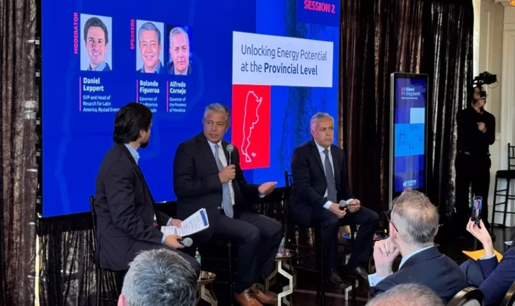 Daniel Leppert (moderador) y los gobernadores de Neuquén, Rolando Figueroa, y de Mendoza, Alfredo Cornejo