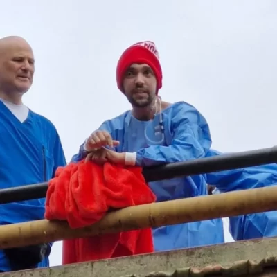 Tras dos meses internado, Pablo Grillo salió a dar una vuelta y se mostró con un gorrito de Independiente