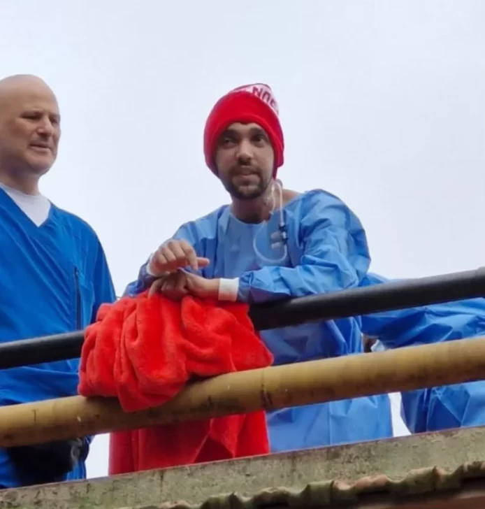 Tras dos meses internado, Pablo Grillo salió a dar una vuelta y se mostró con un gorrito de Independiente