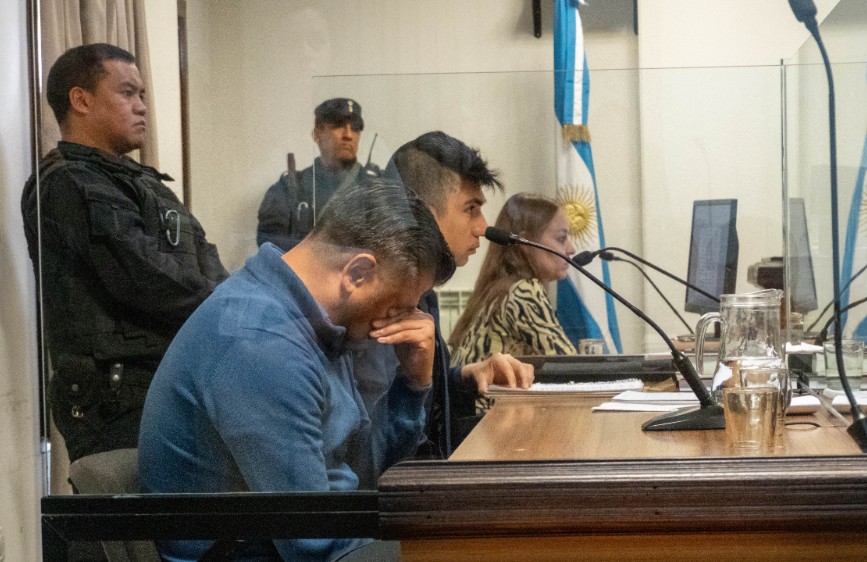  Esteban González se tapa el rostro durante la primera jornada de juicio en su contra. (FOTO: LEANDRO FRANCO/LA OPINIÓN AUSTRAL)
