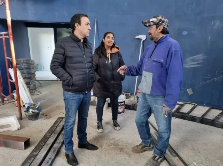  Grasso charla con uno de los trabajadores, dentro del Planetario.