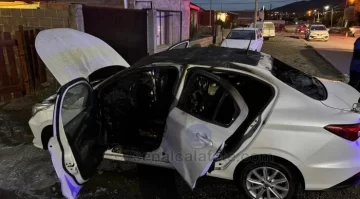 Pudo haber sido una tragedia: un remis se incendió mientras estaba siendo lavado en El Calafate