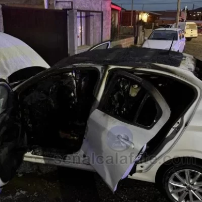 Pudo haber sido una tragedia: un remis se incendió mientras estaba siendo lavado en El Calafate