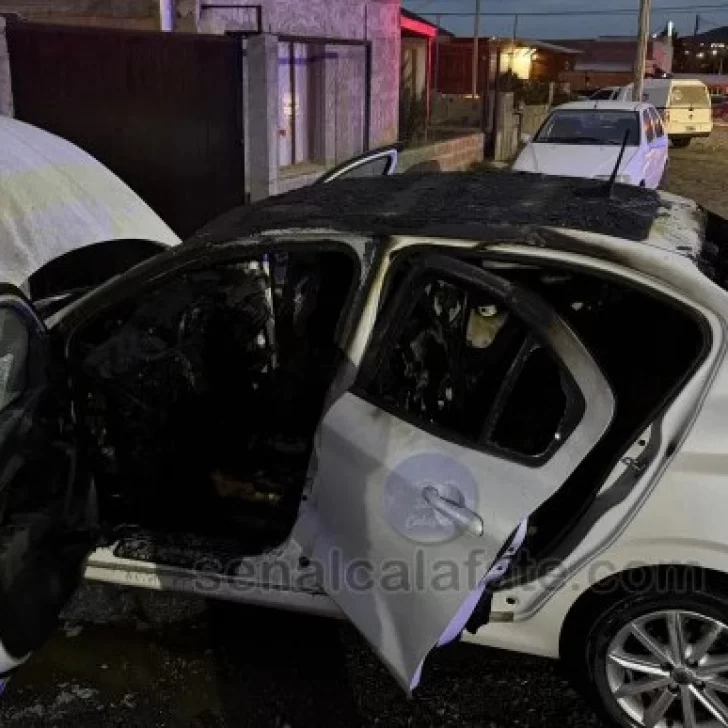 Pudo haber sido una tragedia: un remis se incendió mientras estaba siendo lavado en El Calafate