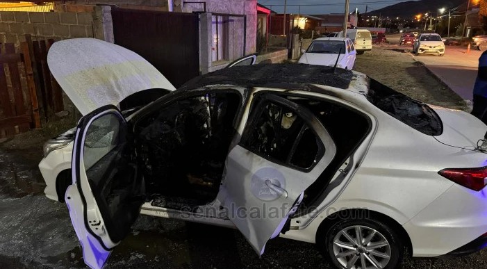 Pudo haber sido una tragedia: un remis se incendió mientras estaba siendo lavado en El Calafate