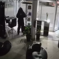 Video. Forzó la entrada de un local de belleza y se llevó todo lo que encontró a mano