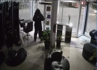 Video. Forzó la entrada de un local de belleza y se llevó todo lo que encontró a mano