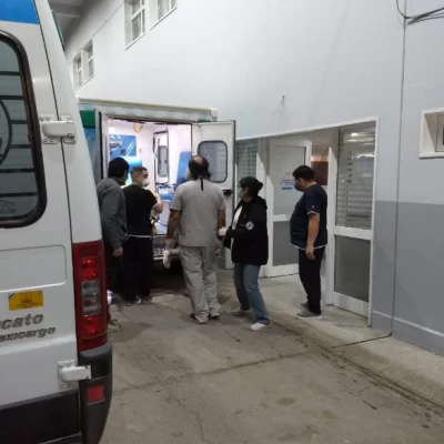 Dos menores hospitalizados tras ser embestidos por un auto en la rotonda de San Martín y Perón