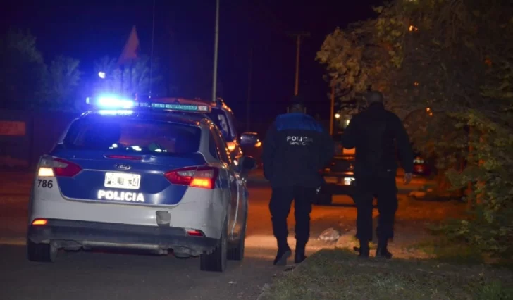 Un hombre fue apuñalado y una mujer fue detenida por agredir a policías en Río Gallegos