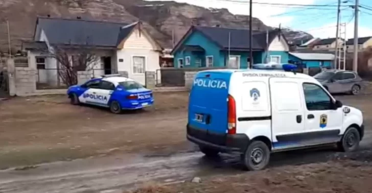 El días después de que comenzó todo. La Policía trabajando en el lugar tras el homicidio de Soledad. (FOTO: AHORA CALAFATE) El días después de que comenzó todo. La Policía trabajando en el lugar tras el homicidio de Soledad. (FOTO: AHORA CALAFATE)
