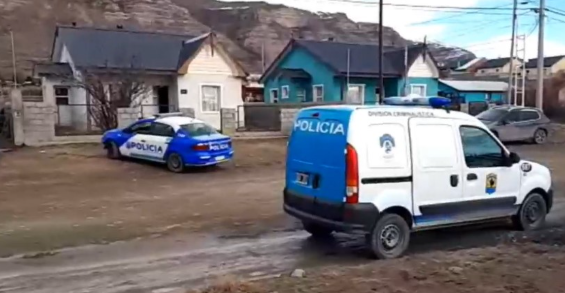  El días después de que comenzó todo. La Policía trabajando en el lugar tras el homicidio de Soledad. (FOTO: AHORA CALAFATE)