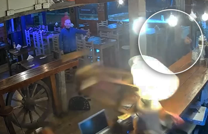  La pareja de Mabel arrojando una banqueta al encargado de un bodegón tras amenazarlo con un arma de fuego larga. (FOTO: SEÑAL CALAFATE)