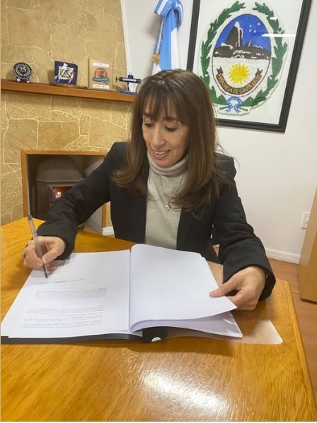 La diputada Roxana Reyes firmando el proyecto de ley. La diputada Roxana Reyes firmando el proyecto de ley.
