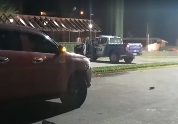 La camioneta quedó en el lugar del impacto. Atrás, un móvil policial. (FOTO: SEÑAL CALAFATE) La camioneta quedó en el lugar del impacto. Atrás, un móvil policial. (FOTO: SEÑAL CALAFATE)