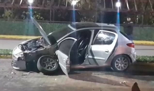 Perdió el control de su auto, se subió al boulevard y casi chocó de frente contra una camioneta