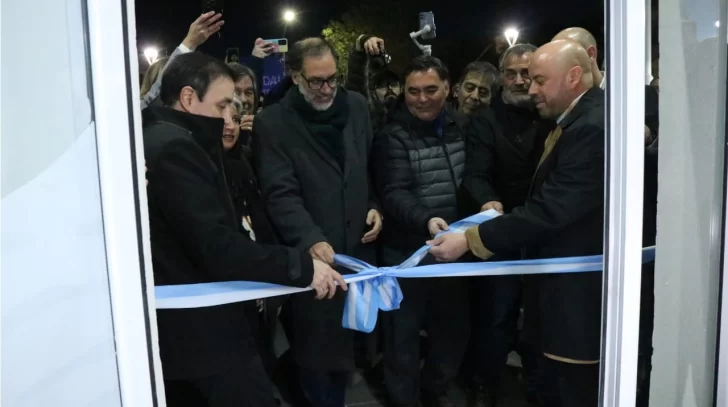 Momento de la inauguración. Grasso, Aparicio, Mansilla, Contreras, en el corte de cinta. (Foto: Tamara Moreno/La Opinión Austral). Momento de la inauguración. Grasso, Aparicio, Mansilla, Contreras, en el corte de cinta. (Foto: Tamara Moreno/La Opinión Austral).