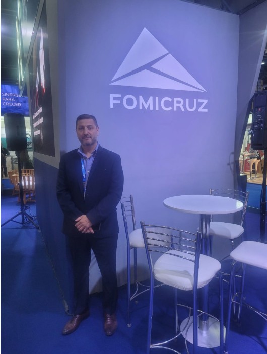  Oscar Vera, presidente de Fomicruz en el stand de Santa Cruz.