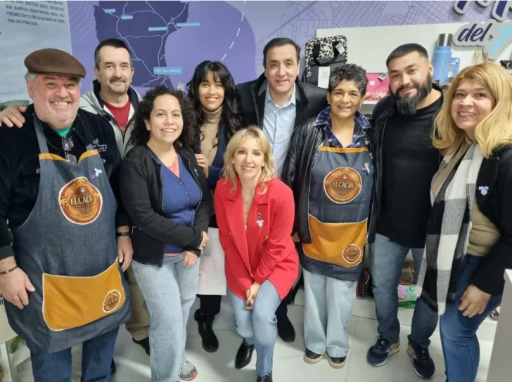  Grasso y Moira Lanesan con emprendedores de Caleta Olivia.