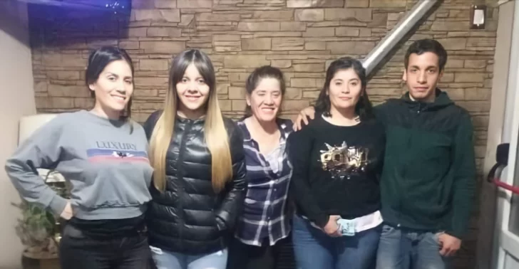  Marcela junto a sus hijos Analía, Rocío, Claudia y 