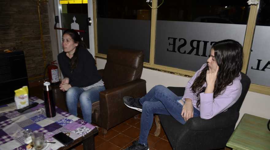  Analía y Rocío cuando abrieron las puertas del hotel a La Opinión Austral. (FOTO: LA OPINIÓN AUSTRAL)