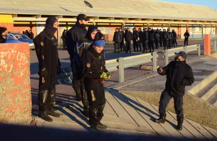  Buzos y policías en la zona cero donde encontraron las prendas de Marcela. (FOTO: JOSÉ SILVA/LA OPINIÓN AUSTRAL)