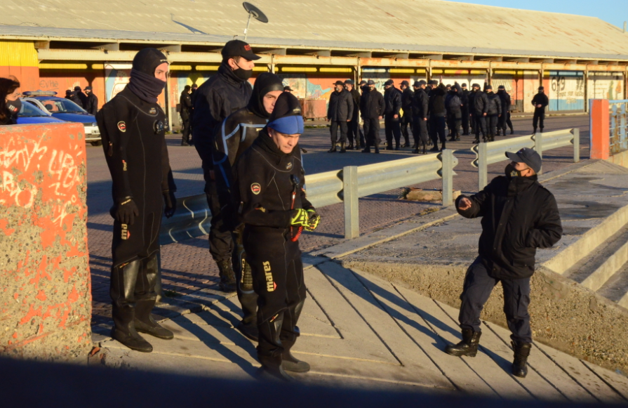  Buzos y policías en la zona cero donde encontraron las prendas de Marcela. (FOTO: JOSÉ SILVA/LA OPINIÓN AUSTRAL)